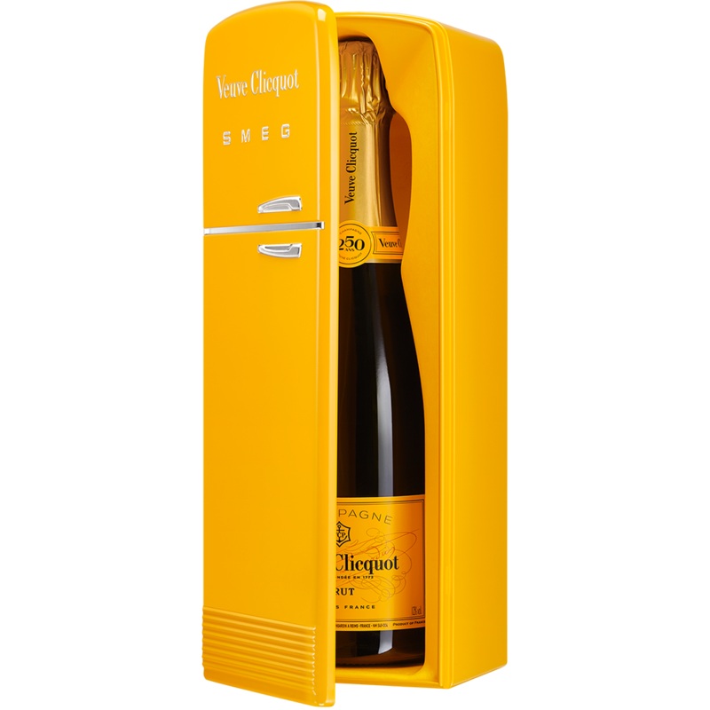 Veuve Clicquot Brut Champagne 750ml x Smeg Fridge Gift Box
